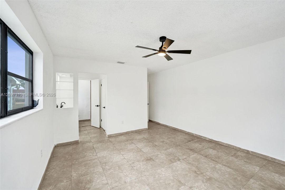 En Venta: $639,000 (3 camas, 2 baños, 1992 Pies cuadrados)