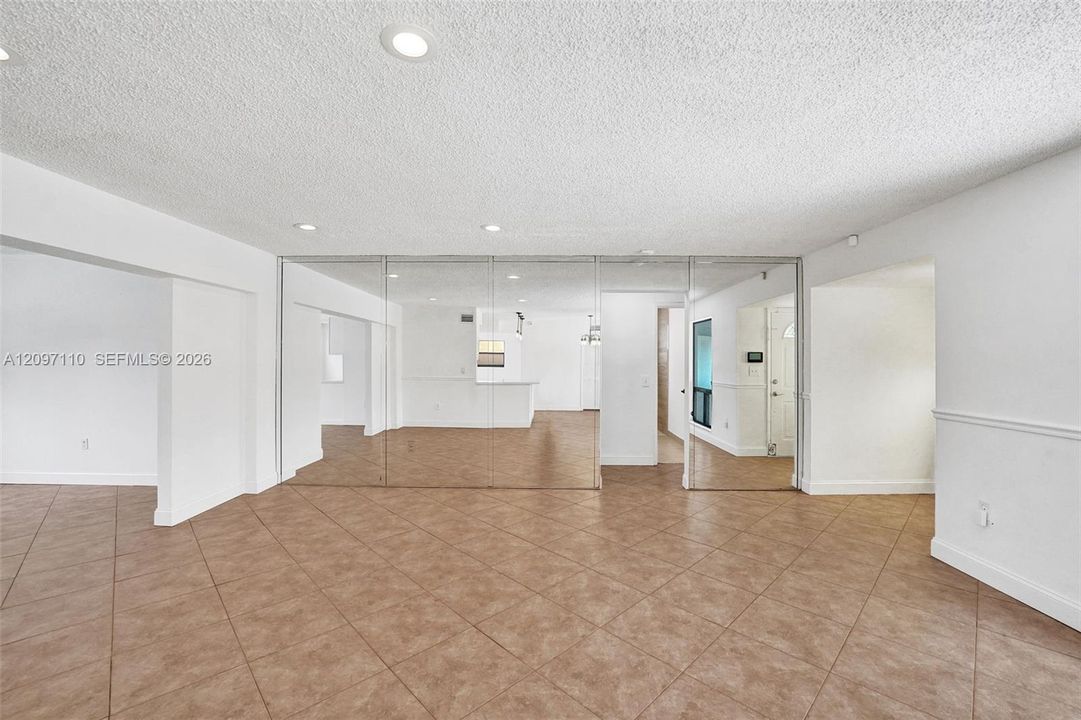 En Venta: $639,000 (3 camas, 2 baños, 1992 Pies cuadrados)