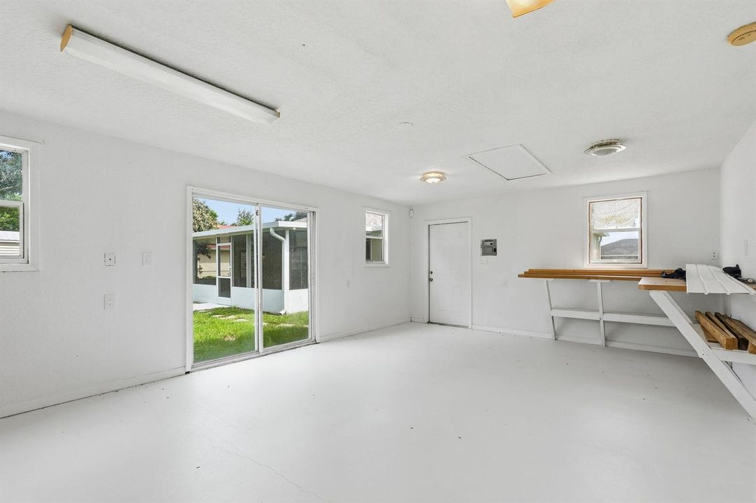 49-web-or-mls-453_SW_Columbus_Dr_09020