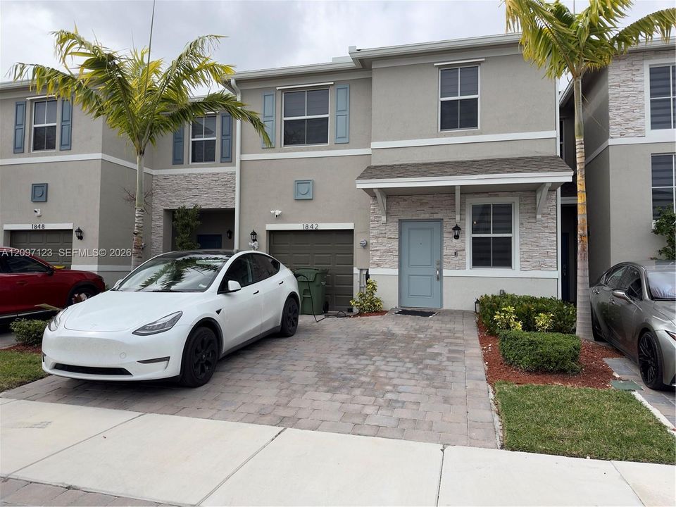 For Rent: $3,200 (4 beds, 2 baths, 1826 Square Feet)