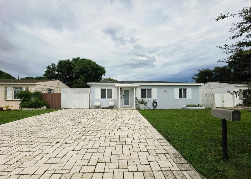 For Sale: $498,000 (3 beds, 1 baths, 924 Square Feet)