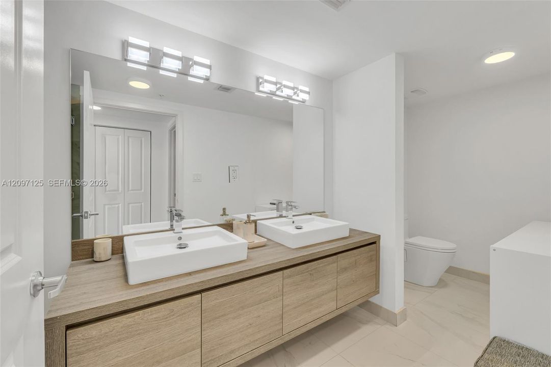 For Sale: $999,999 (2 beds, 3 baths, 1753 Square Feet)