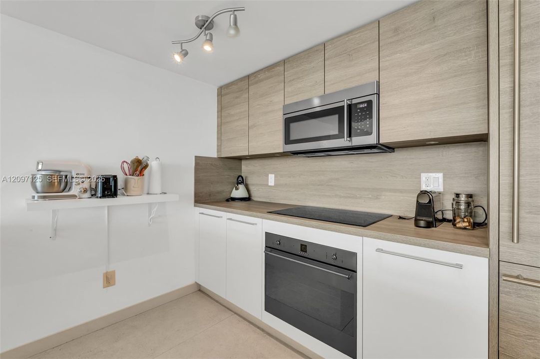 For Sale: $999,999 (2 beds, 3 baths, 1753 Square Feet)