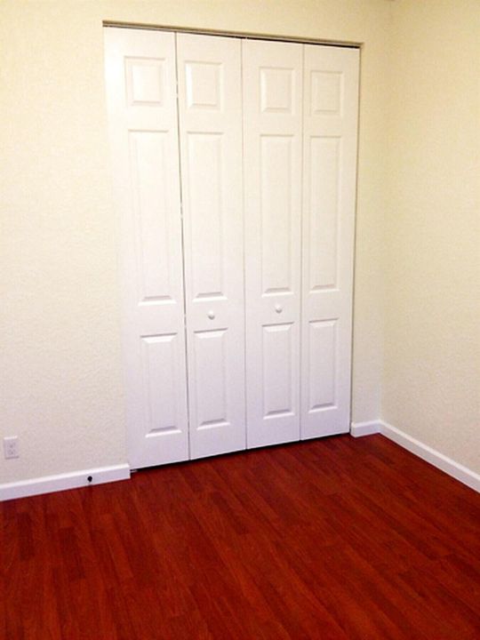 13_bedroom-2-closet