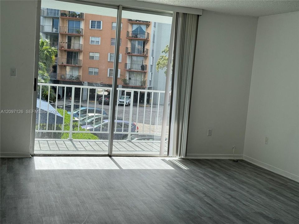 出租: $1,500 (0 贝兹, 1 浴室, 576 平方英尺)