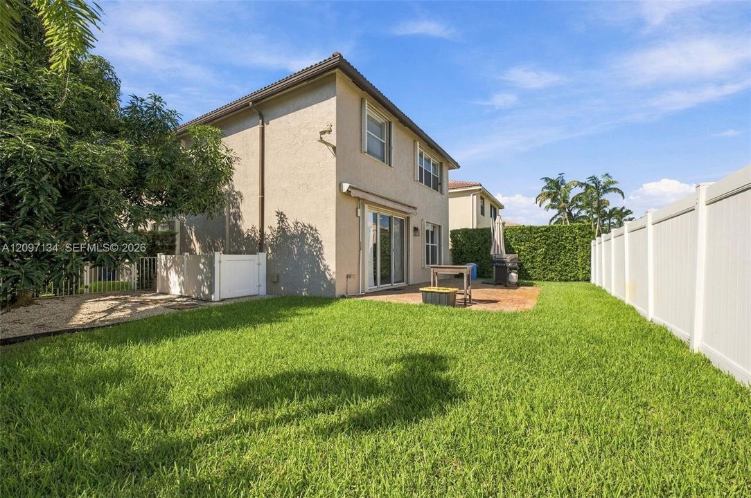 For Rent: $4,900 (5 beds, 3 baths, 2637 Square Feet)