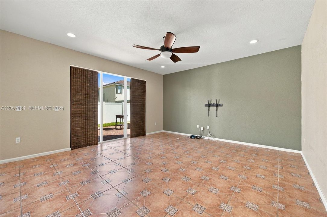 For Rent: $4,900 (5 beds, 3 baths, 2637 Square Feet)