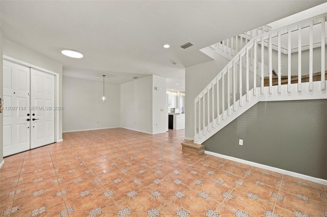 For Rent: $4,900 (5 beds, 3 baths, 2637 Square Feet)