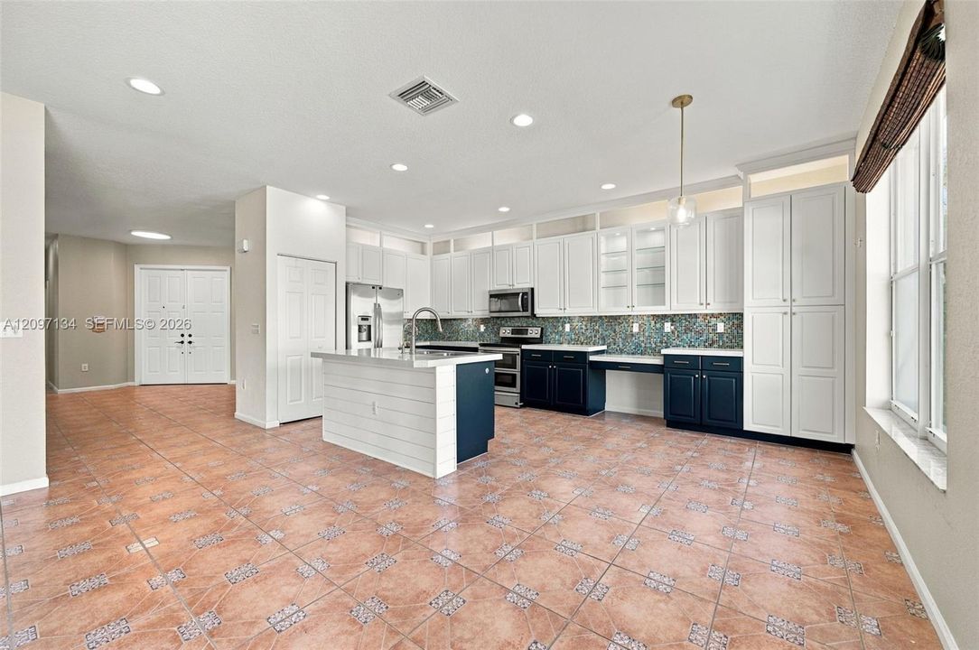 For Rent: $4,900 (5 beds, 3 baths, 2637 Square Feet)