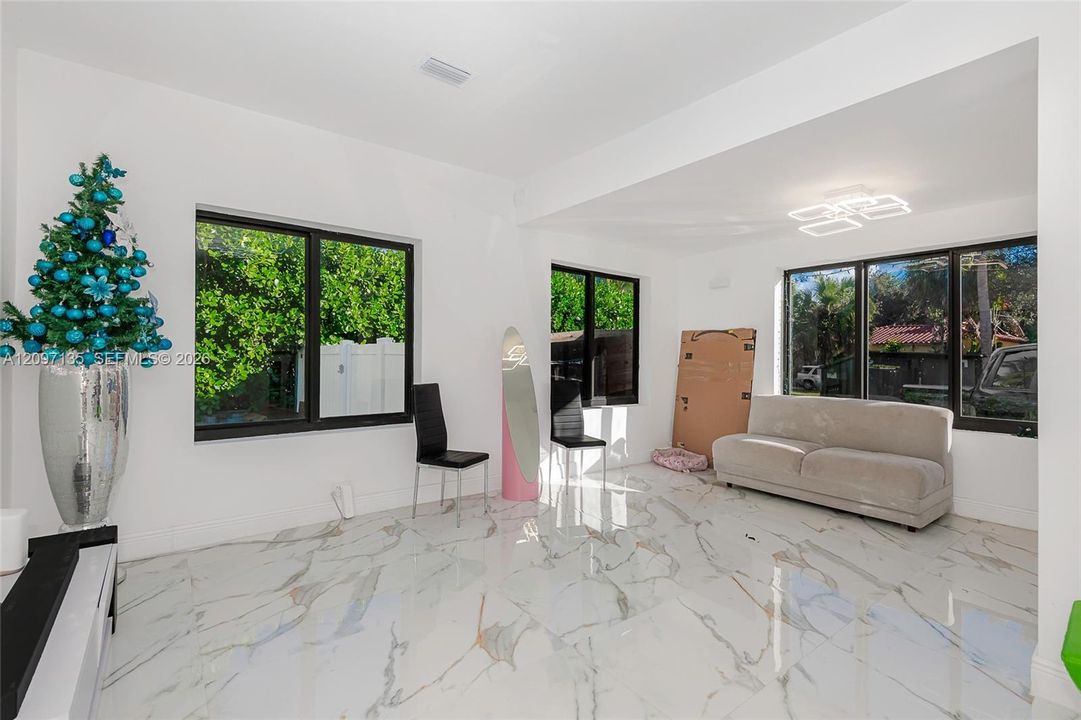 En Venta: $499,900 (3 camas, 2 baños, 1561 Pies cuadrados)