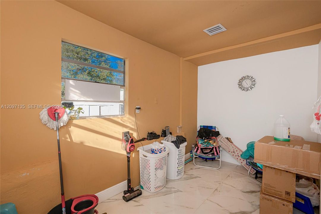 En Venta: $499,900 (3 camas, 2 baños, 1561 Pies cuadrados)