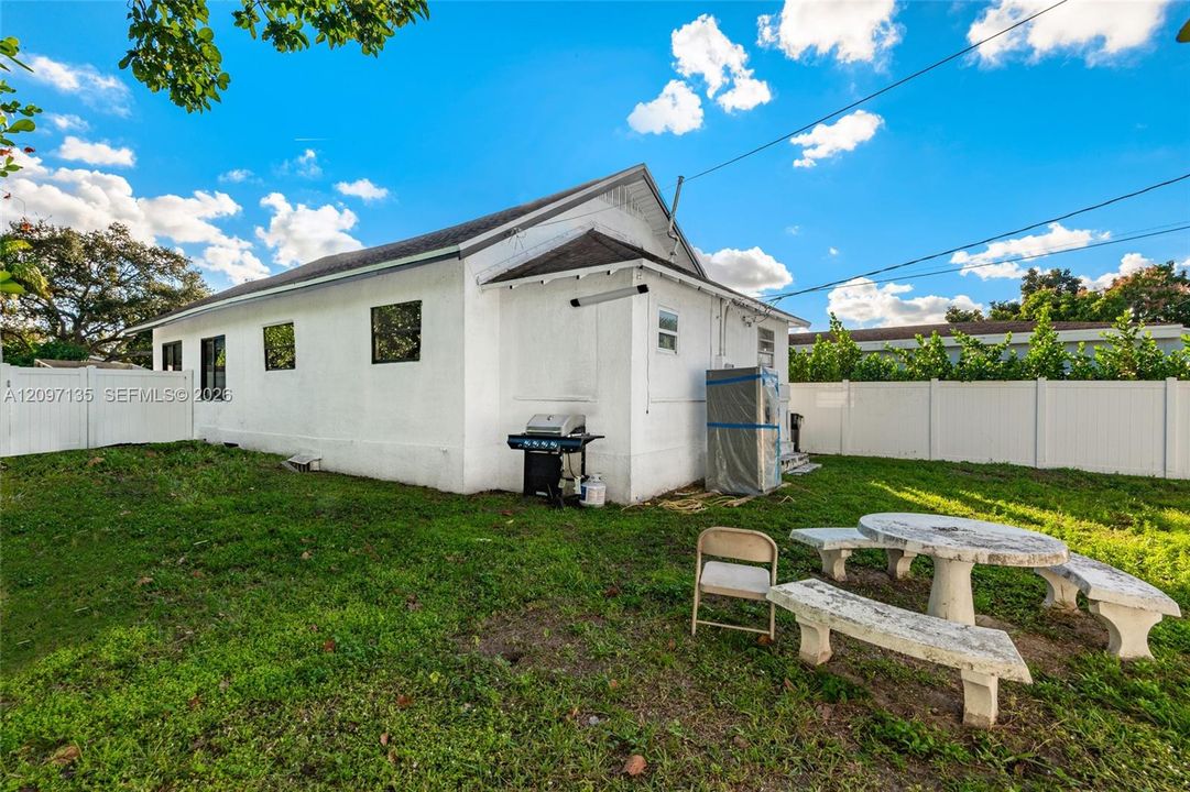 En Venta: $499,900 (3 camas, 2 baños, 1561 Pies cuadrados)