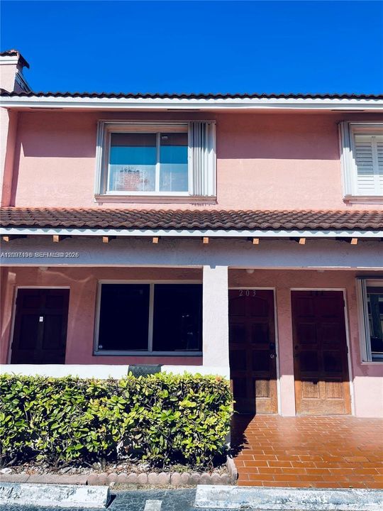 For Rent: $2,250 (2 beds, 2 baths, 857 Square Feet)