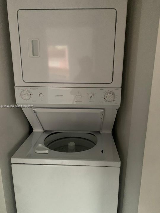 For Rent: $2,250 (2 beds, 2 baths, 857 Square Feet)