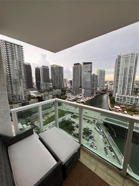 For Sale: $675,000 (2 beds, 2 baths, 1117 Square Feet)