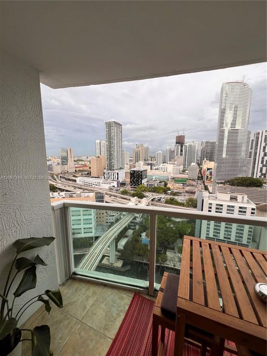 For Sale: $675,000 (2 beds, 2 baths, 1117 Square Feet)