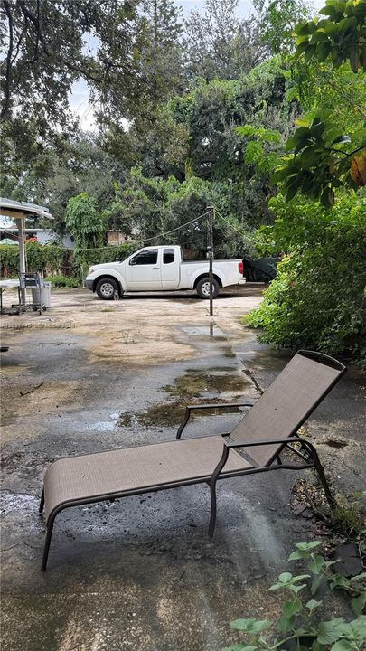 Large yard with room to play or park