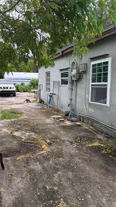Side of home with driveway access