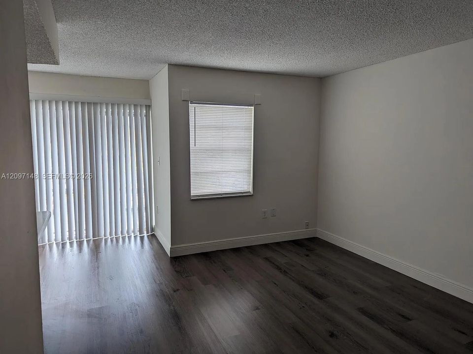 For Sale: $195,000 (1 beds, 1 baths, 614 Square Feet)