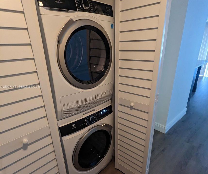 For Sale: $195,000 (1 beds, 1 baths, 614 Square Feet)