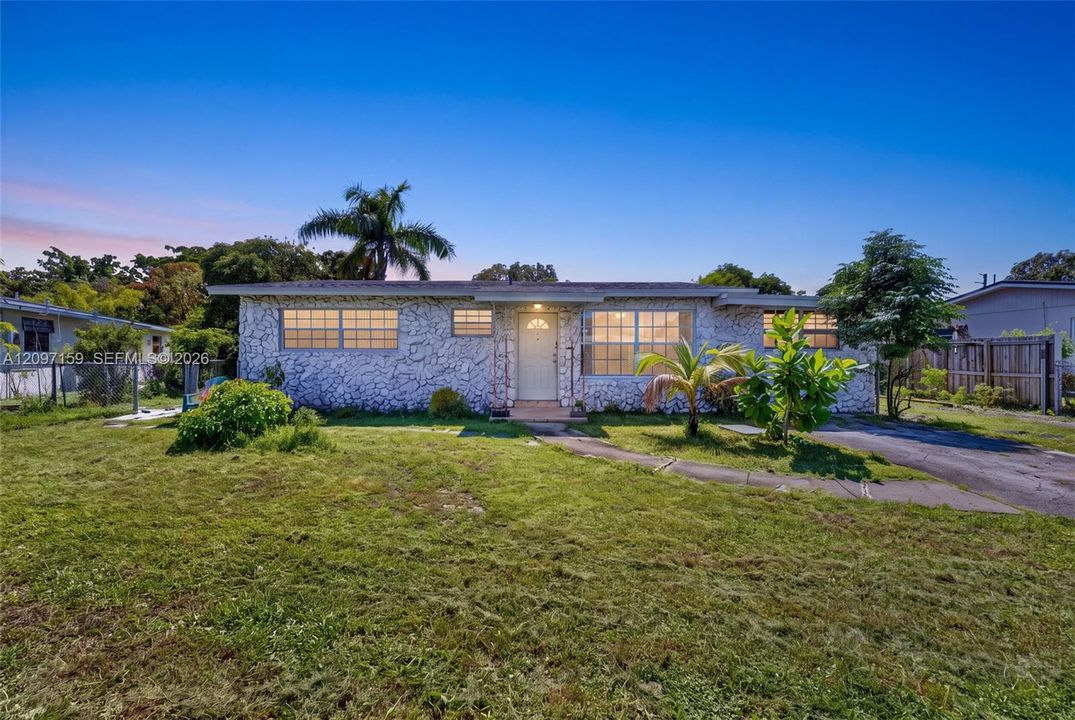 For Sale: $400,000 (3 beds, 2 baths, 1267 Square Feet)