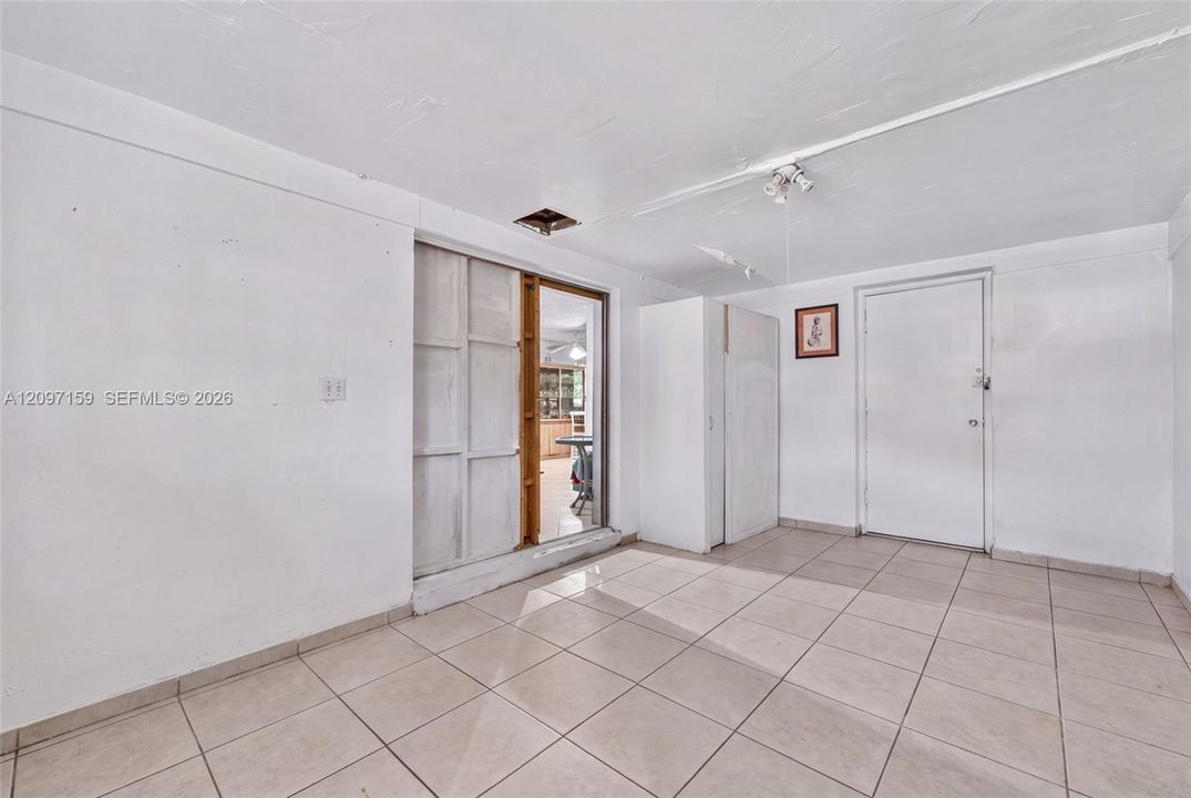 For Sale: $400,000 (3 beds, 2 baths, 1267 Square Feet)