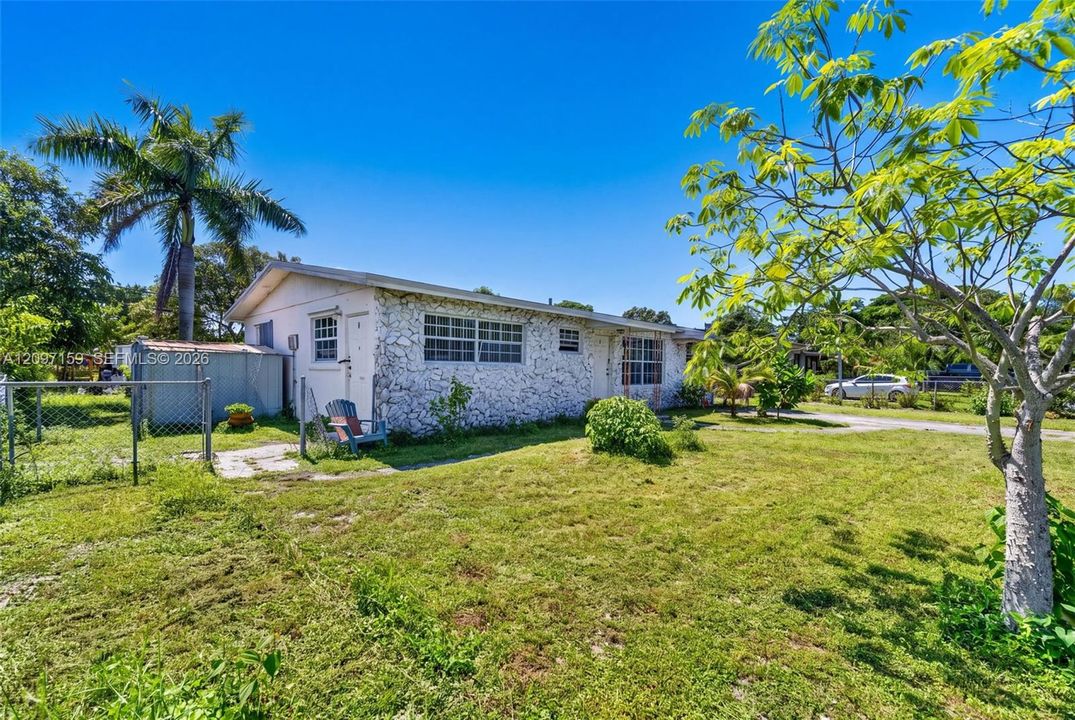 For Sale: $400,000 (3 beds, 2 baths, 1267 Square Feet)