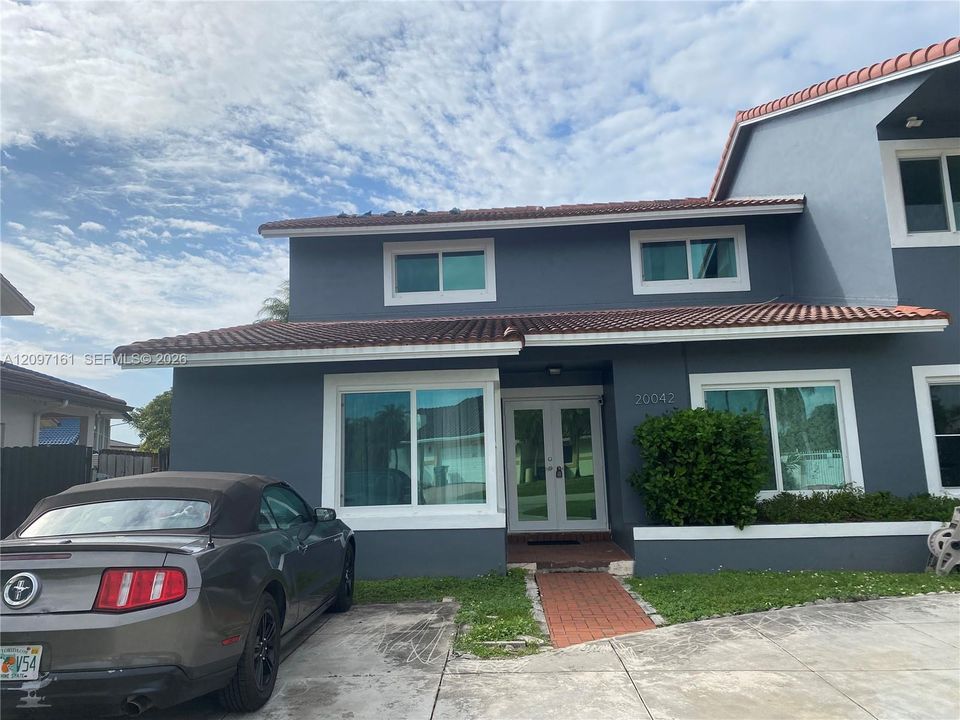 For Sale: $689,000 (3 beds, 2 baths, 2576 Square Feet)