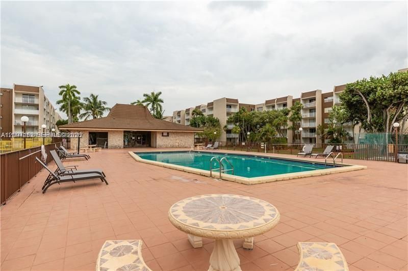For Sale: $244,900 (2 beds, 2 baths, 980 Square Feet)