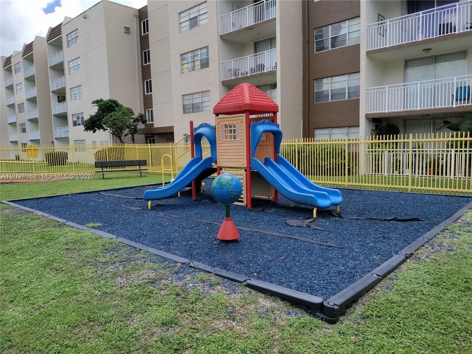 For Sale: $244,900 (2 beds, 2 baths, 980 Square Feet)