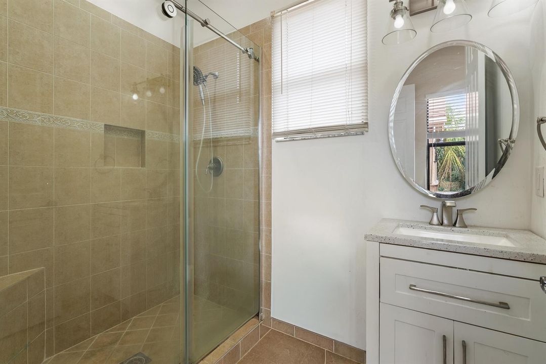 Ensuite bath 2
