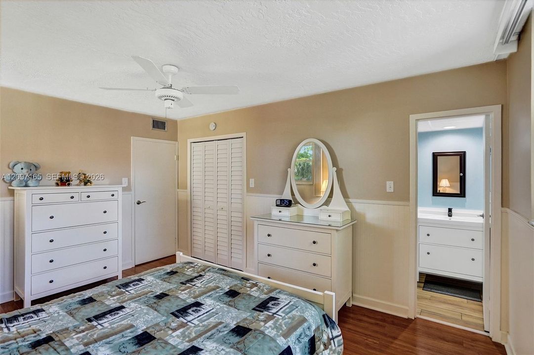 For Sale: $125,000 (2 beds, 2 baths, 865 Square Feet)