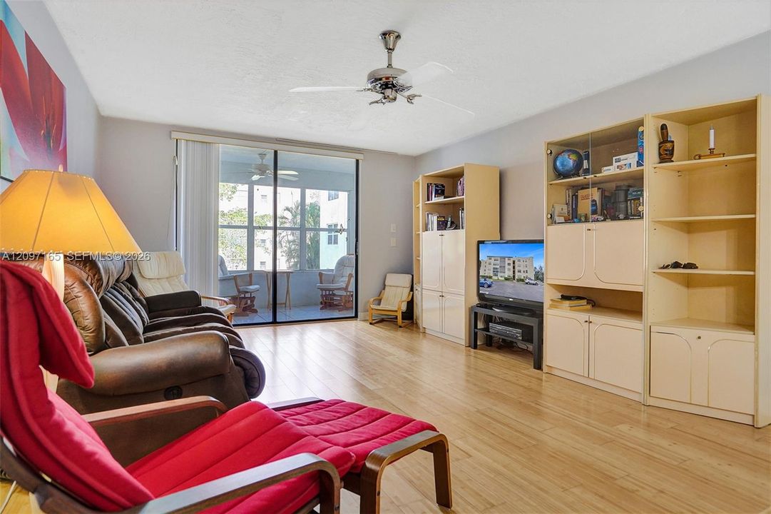 For Sale: $125,000 (2 beds, 2 baths, 865 Square Feet)