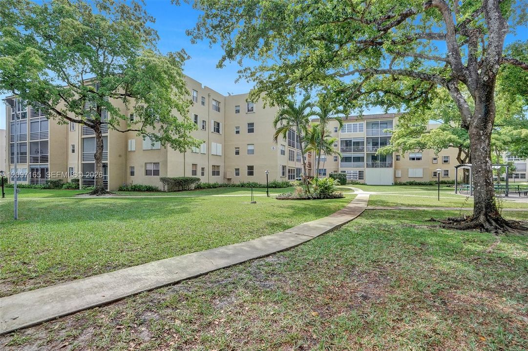 For Sale: $125,000 (2 beds, 2 baths, 865 Square Feet)