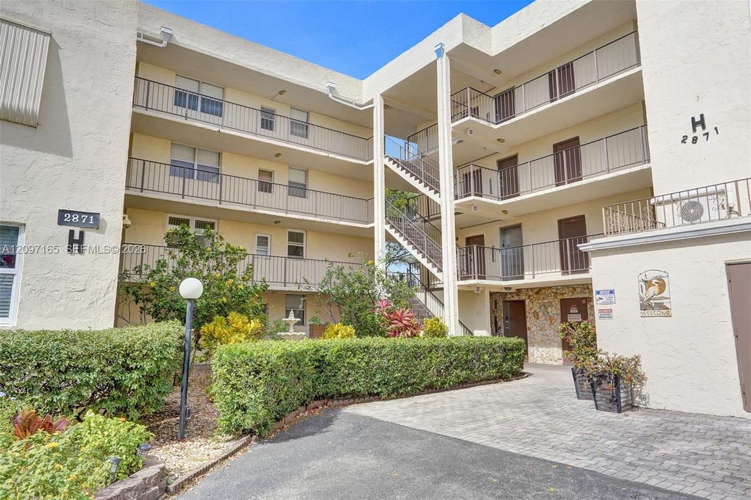 For Sale: $125,000 (2 beds, 2 baths, 865 Square Feet)