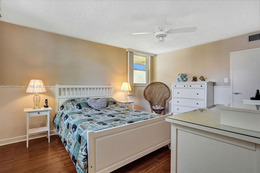 For Sale: $125,000 (2 beds, 2 baths, 865 Square Feet)