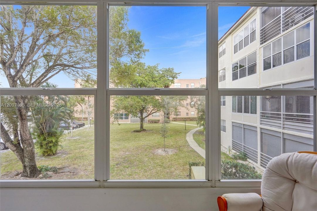 For Sale: $125,000 (2 beds, 2 baths, 865 Square Feet)