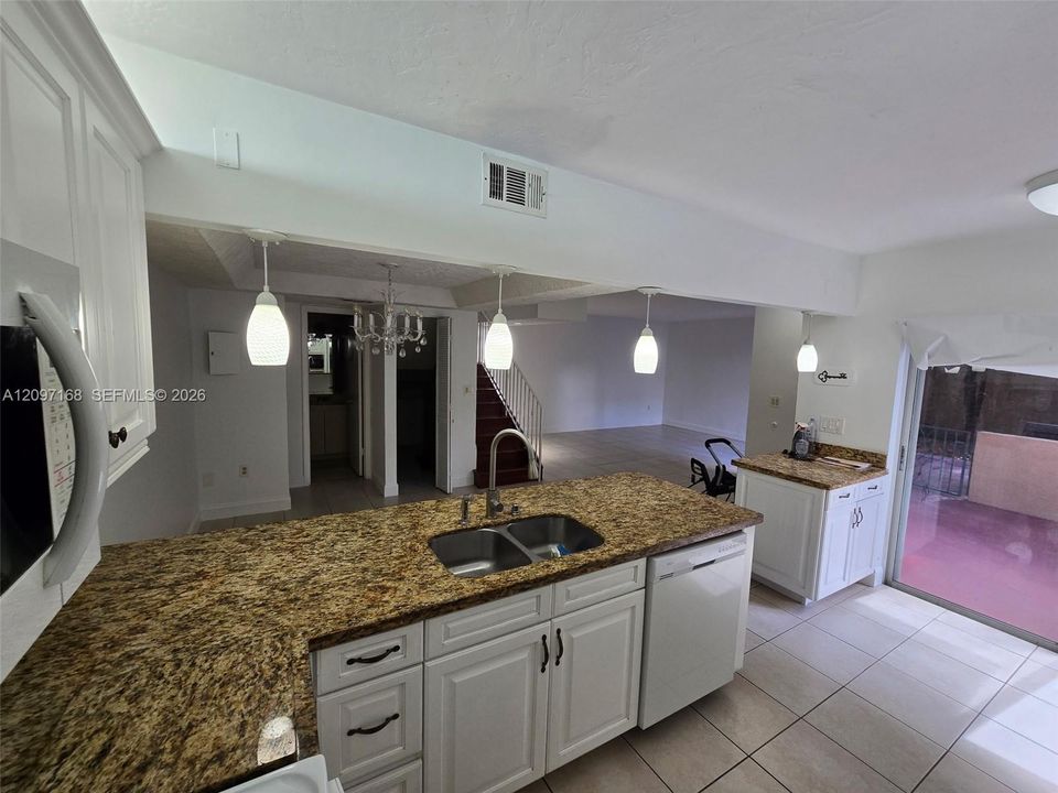 For Sale: $395,000 (2 beds, 2 baths, 1210 Square Feet)
