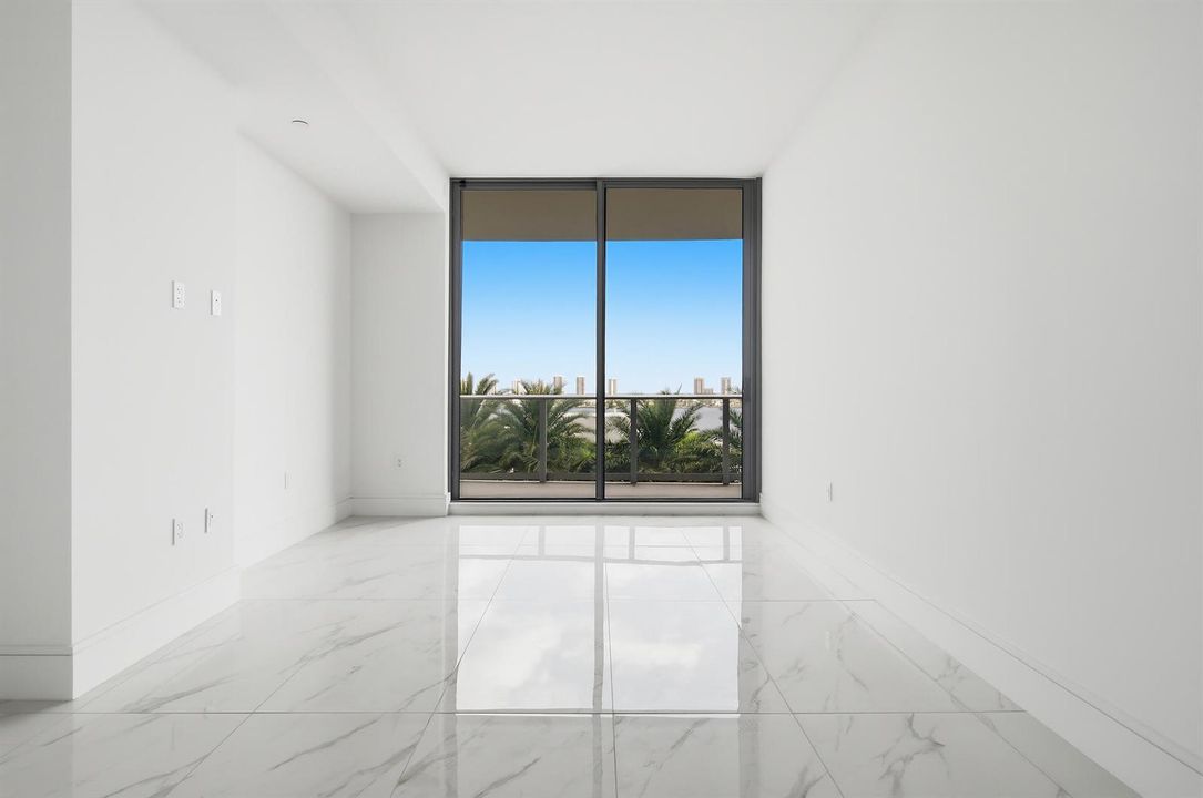 220-LAKESHORE-DRIVE-804-33403-006