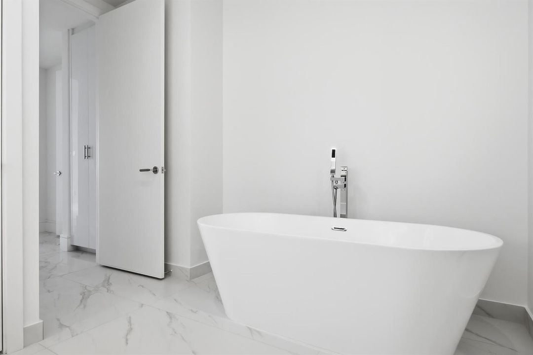 220-LAKESHORE-DRIVE-804-33403-014