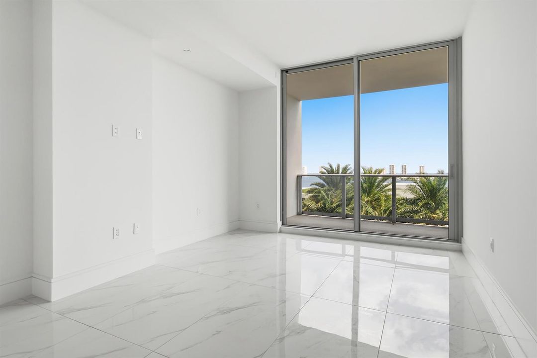 220-LAKESHORE-DRIVE-804-33403-007
