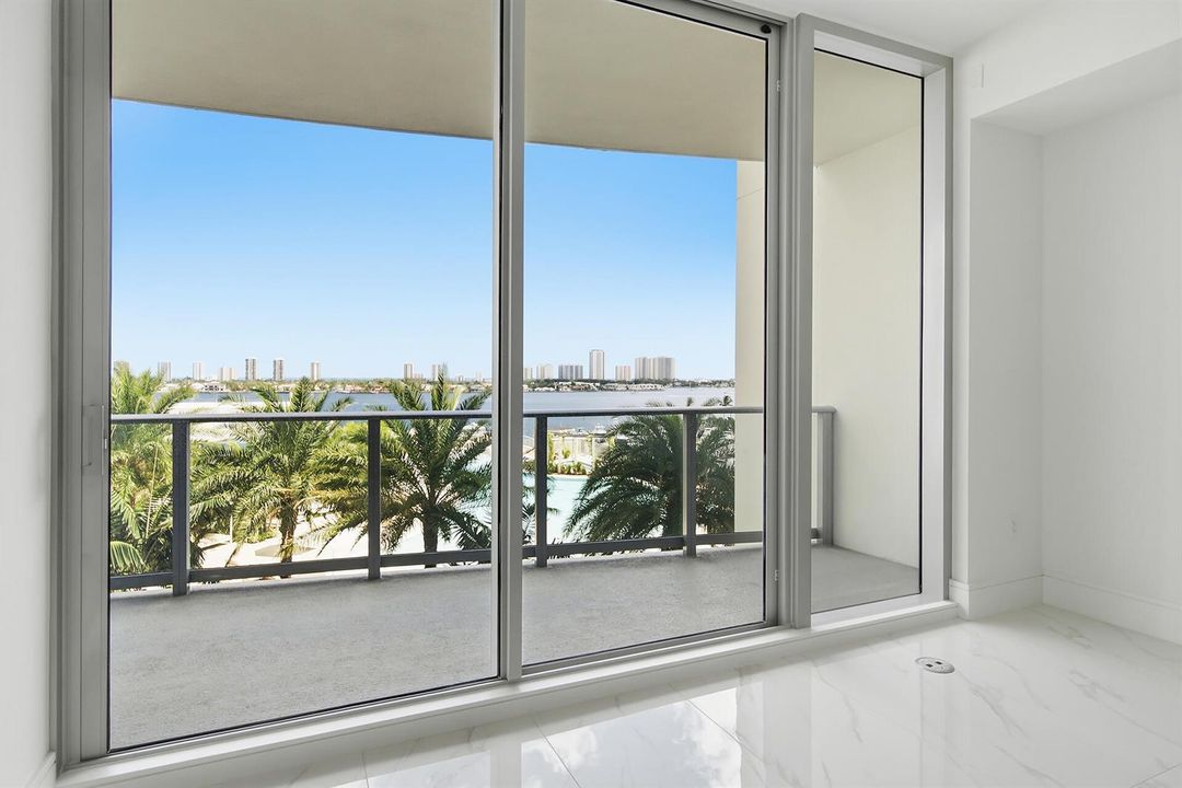 220-LAKESHORE-DRIVE-804-33403-003