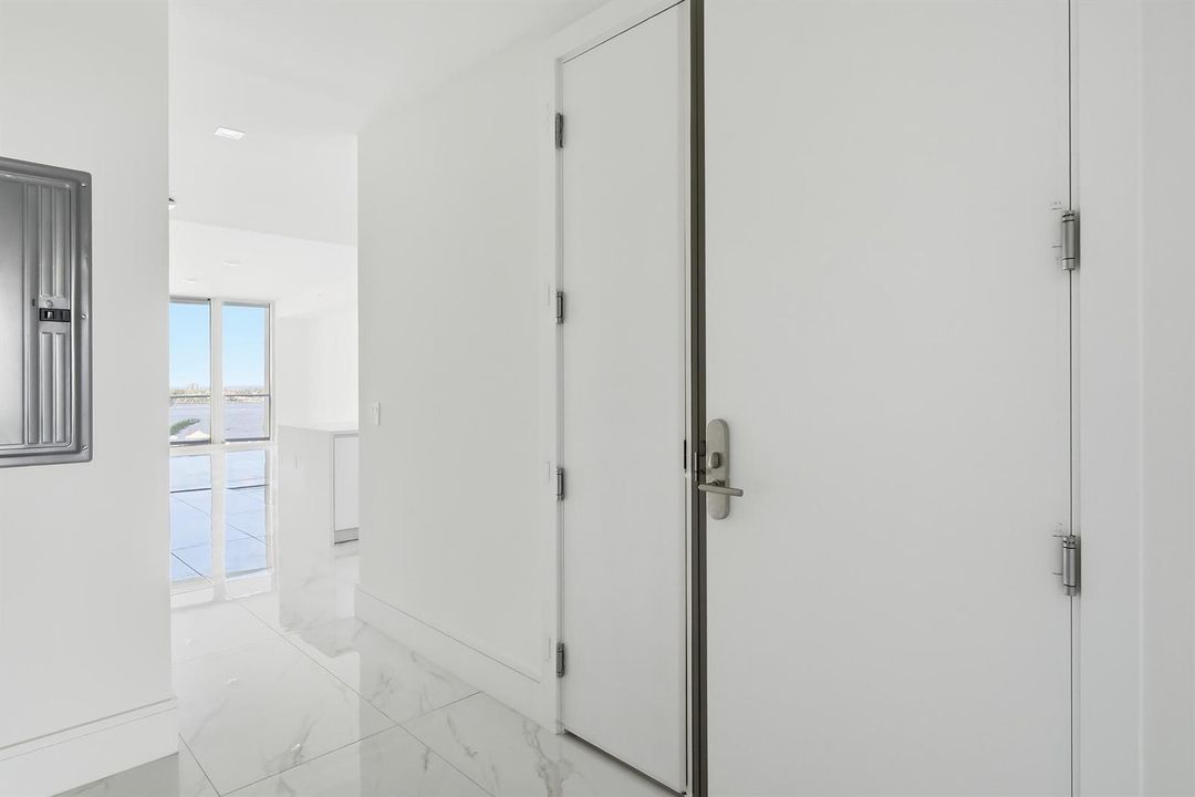 220-LAKESHORE-DRIVE-804-33403-032