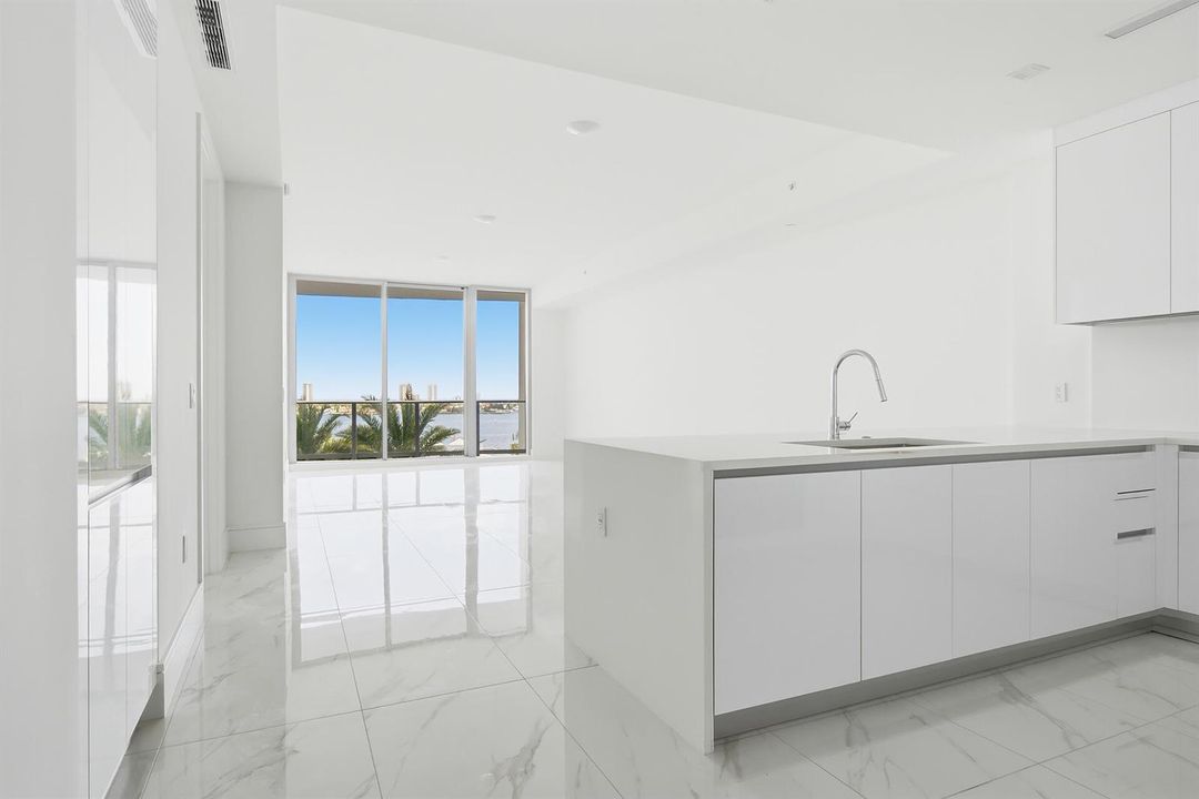 220-LAKESHORE-DRIVE-804-33403-001