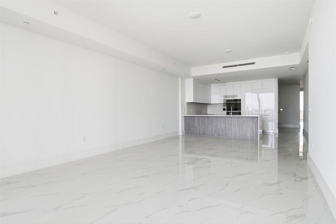 220-LAKESHORE-DRIVE-804-33403-005