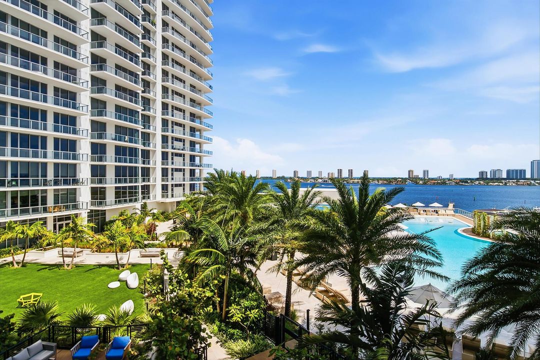 220-LAKESHORE-DRIVE-804-33403-029