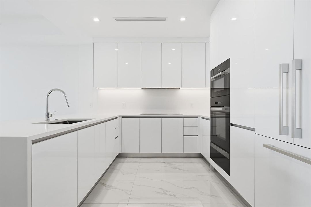 220-LAKESHORE-DRIVE-804-33403-018