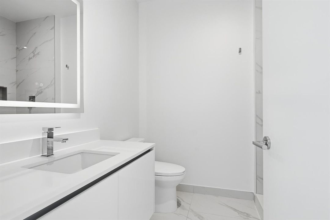 220-LAKESHORE-DRIVE-804-33403-037