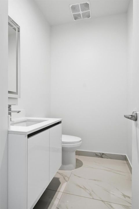 220-LAKESHORE-DRIVE-804-33403-033