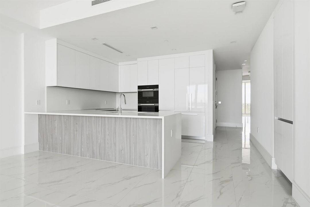 220-LAKESHORE-DRIVE-804-33403-023